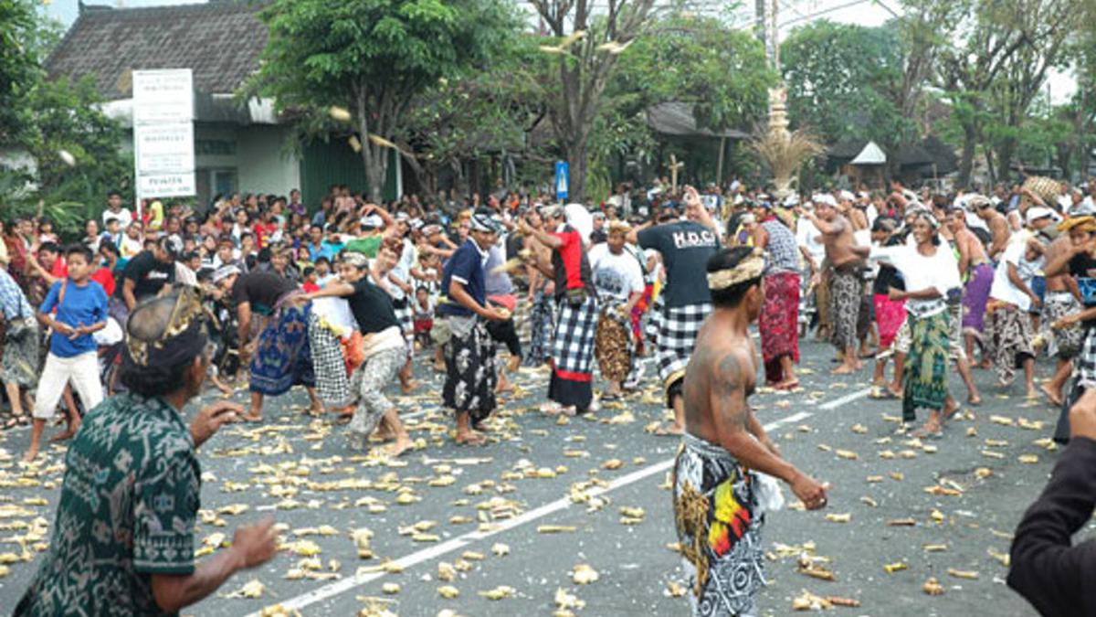 095584000_1413295718-Perang_Ketupat_Bali_1014