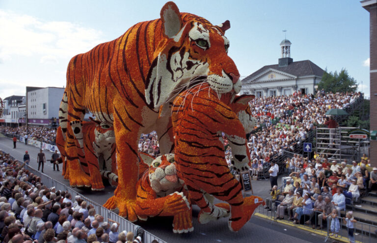 Bloemencorso_Zundert_2002_-_Moeders_kroost