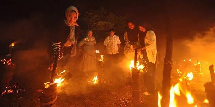Tradisi-Bakar-Gunung-Api-Warisan-Budaya-Menyambut-Lebaran-di-Bengkulu