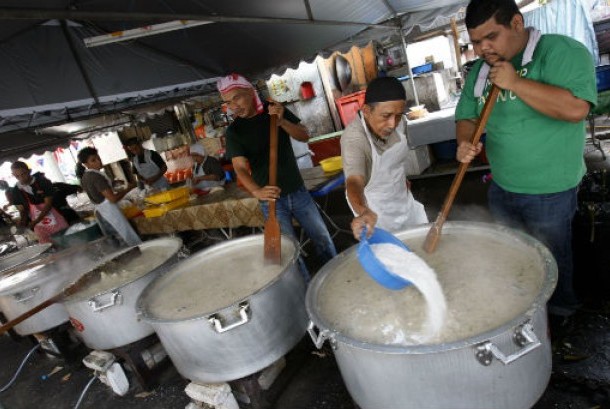 muslim-malaysia-memasak-bubur-lambuk-di-kampung-baru-kuala-_130712105738-445