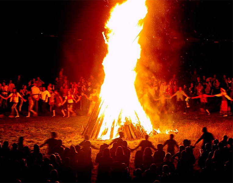 festival-chaharshanbe-suri-tradisi-menyalakan-api-dan-perayaan-tahun-baru