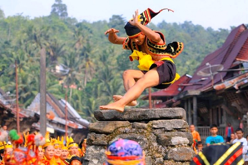 pesona-festival-lompat-batu-di-nias