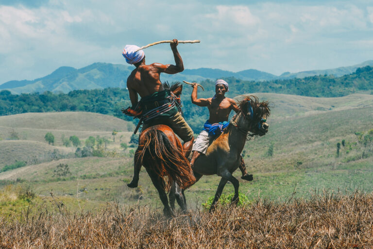 pesona-festival-pasola-di-indonesia