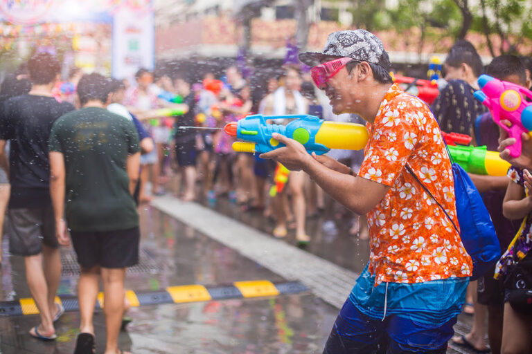 pesta-air-songkran-tradisi-berwarna-di-thailand