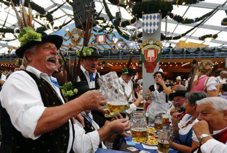 pesta-rakyat-oktoberfest-tradisi-minuman-dan-makanan-jerman