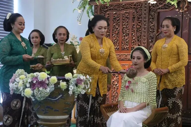 tradisi-adat-tingkeban-penyambutan-kelahiran-dengan-penuh-kebahagiaan
