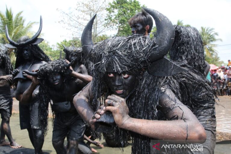 tradisi-unik-adat-kebo-keboan-di-indonesia