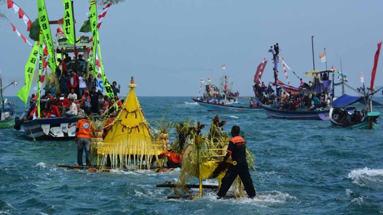 tradisi-unik-adat-larung-sesaji-memahami-ritual-dan-maknanya