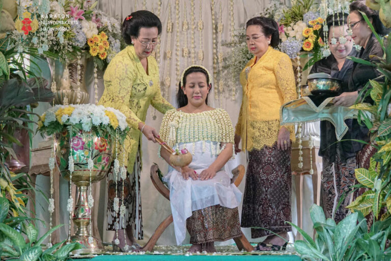 adat-jawa-tingkeban-tradisi-mitoni-dalam-kehidupan-masyarakat