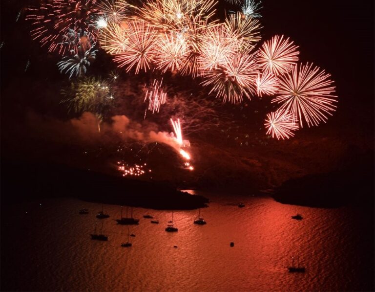festival-ifestia-perayaan-api-dan-budaya-di-pulau-santorini