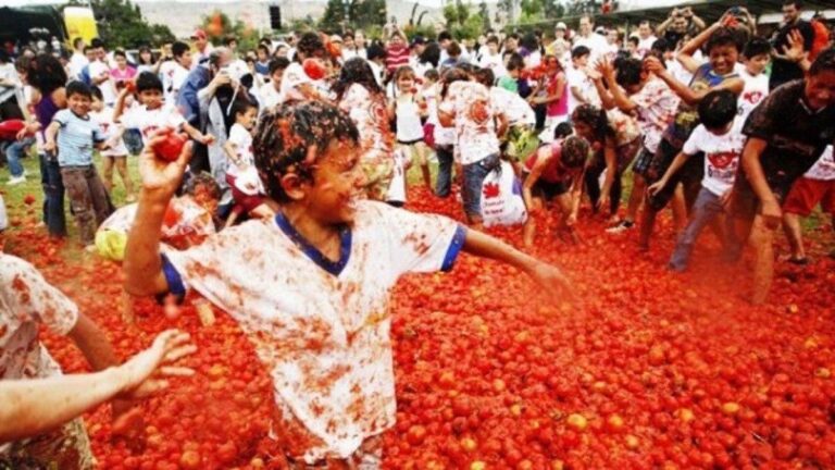 festival-la-tomatina-di-bunol-perayaan-seru-dengan-lempar-tomat