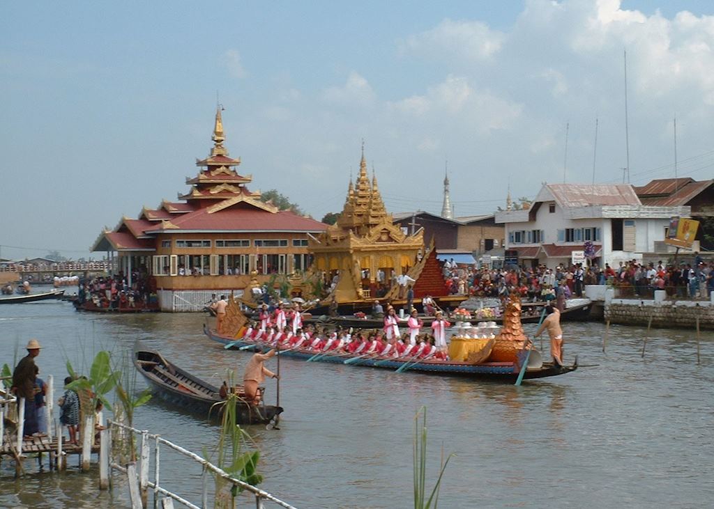 festival-phaung-daw-oo-pagoda-tradisi-budaya-di-myanmar