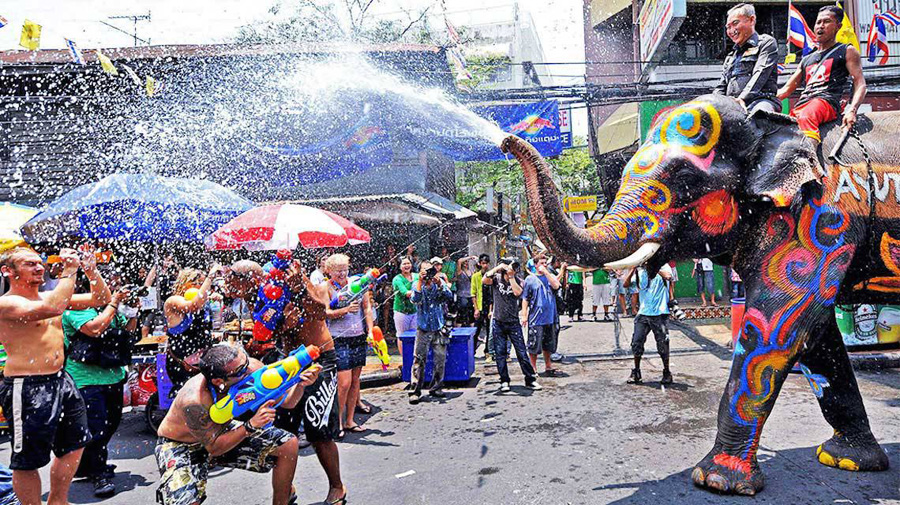 festival-songkran-perayaan-air-tradisional-thailand