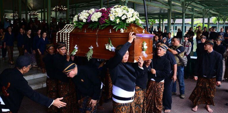 mengenal-upacara-adat-brobosan-tradisi-dan-maknanya