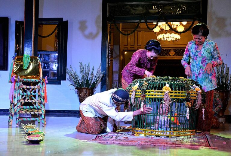 mengenal-upacara-adat-tedak-siten-tradisi-dan-maknanya