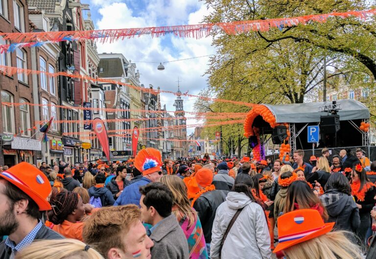 hari-raja-koningsdag-perayaan-tradisional-di-belanda