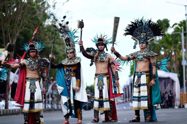jember-fashion-carnaval-pesta-kostum-warna-warni-di-jember