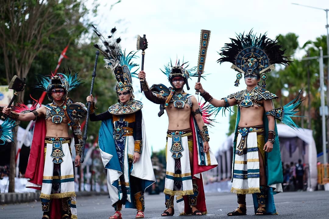 jember-fashion-carnaval-pesta-kostum-warna-warni-di-jember