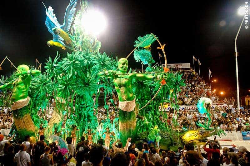 karnaval-gualeguaychu-festival-warna-warni-tradisional-argentina