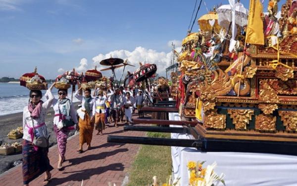 mengenal-upacara-melasti-tradisi-suci-dalam-budaya-bali