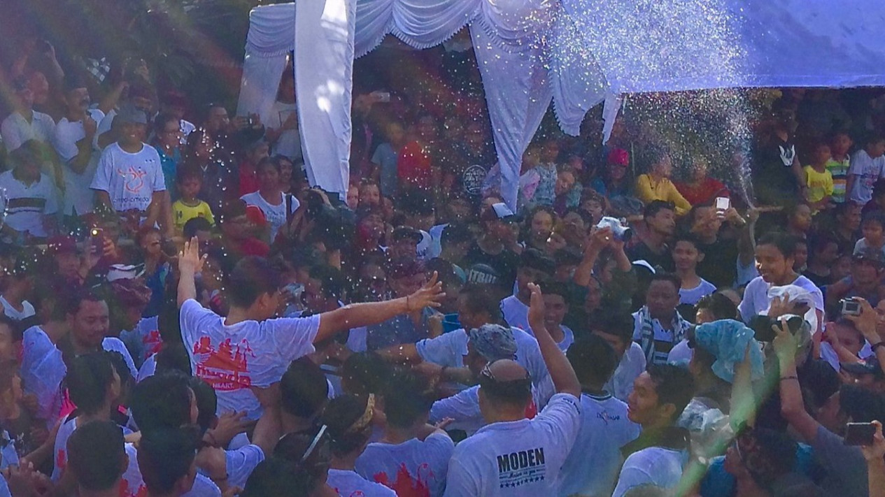 omed-omedan-tradisi-makan-bersulang-di-bali-yang-unik