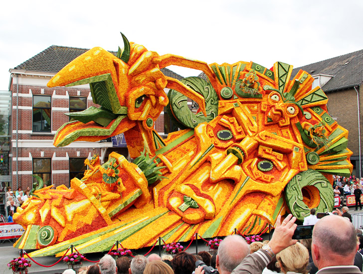 parade-bunga-zundert-tradisi-unik-menggunakan-bunga-berwarna