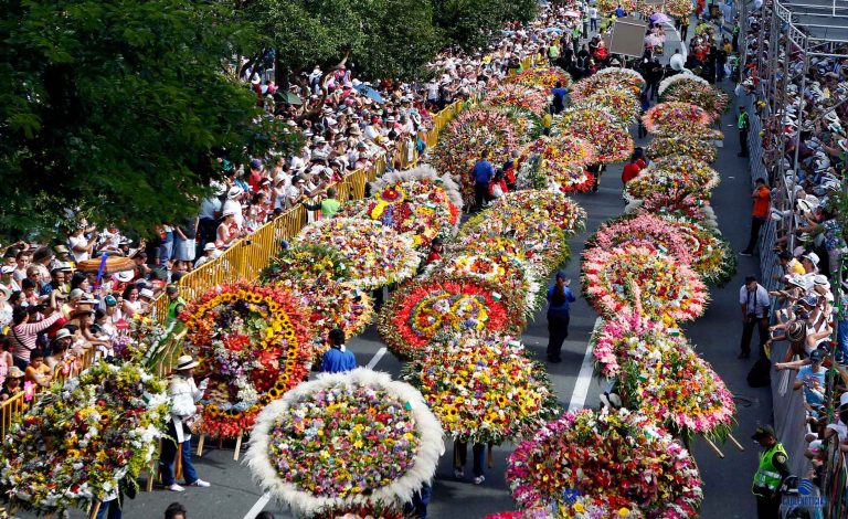 festival-bunga-keindahan-dan-warna-warni-feria-de-las-flores