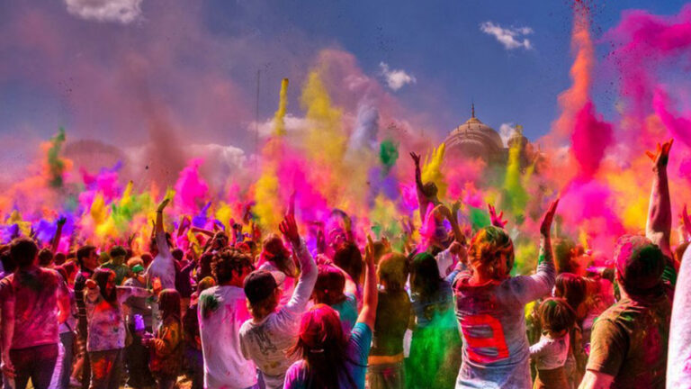 festival-holi-fagu-purnima-perayaan-warna-dan-kebersamaan