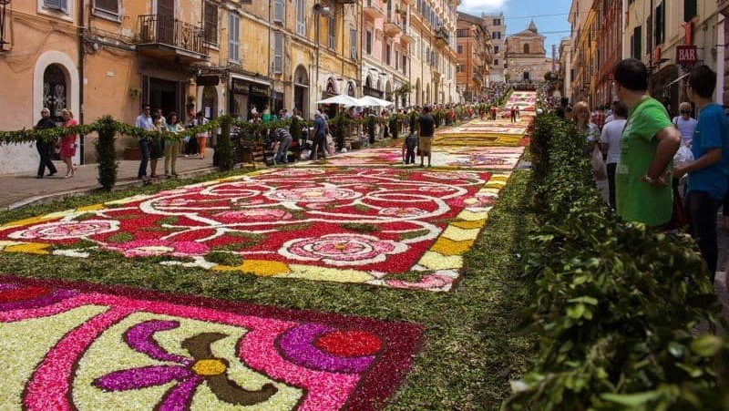 keindahan-infiorata-tradisi-mengagumkan-dalam-seni-bunga-indonesia