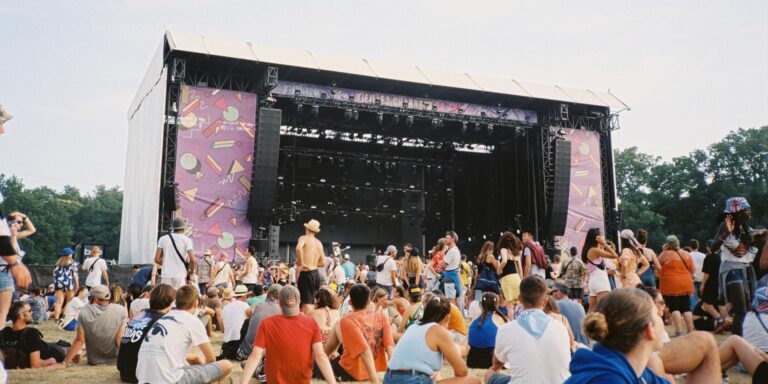 les-vieilles-charrues-festival-musik-tradisional-prancis-yang-menawan