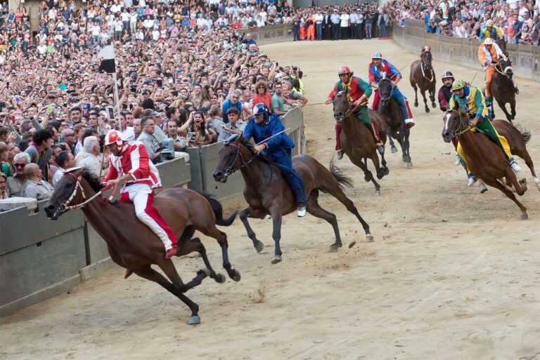 palio-di-siena-tradisi-balap-kuda-bersejarah-di-italia